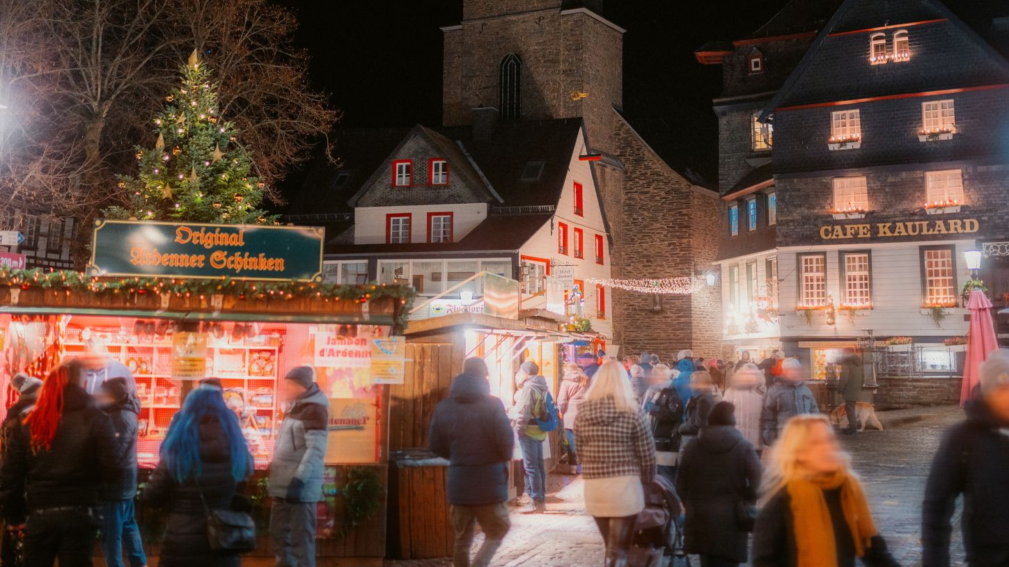 Christmas market on the market square in Monschau 
